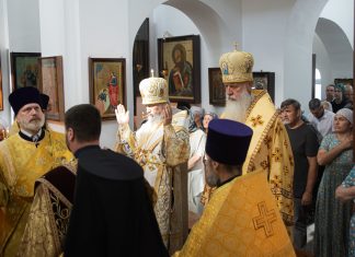 Митрополит Василий совершил Божественную литургию в храме преподобного Сергия Радонежского Свято-Успенского женского монастыря г. Кореновска
