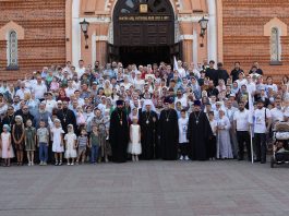 В праздник святых благоверных князей Петра и Февронии Митрополит Василий совершил Божественную литургию в Свято-Екатерининском кафедральном соборе