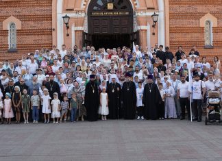 В праздник святых благоверных князей Петра и Февронии Митрополит Василий совершил Божественную литургию в Свято-Екатерининском кафедральном соборе