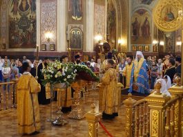 В праздник первоверховных апостолов Петра и Павла митрополит Екатеринодарский и Кубанский Василий совершил Всенощное бдение