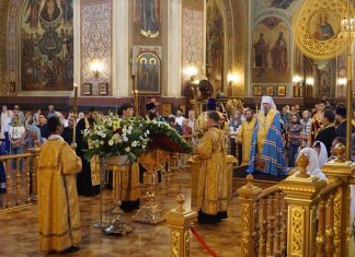 В праздник первоверховных апостолов Петра и Павла митрополит Екатеринодарский и Кубанский Василий совершил Всенощное бдение