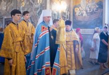 Митрополит Василий возглавил Божественную литургию в храме святых первоверховных апостолов Петра и Павла посёлка Знаменского