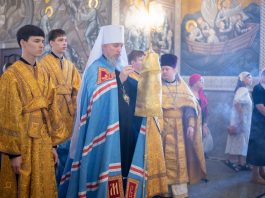 Митрополит Василий возглавил Божественную литургию в храме святых первоверховных апостолов Петра и Павла посёлка Знаменского