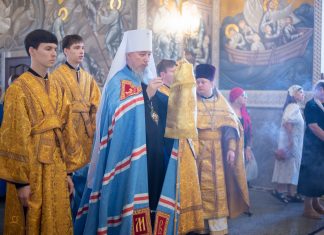 Митрополит Василий возглавил Божественную литургию в храме святых первоверховных апостолов Петра и Павла посёлка Знаменского