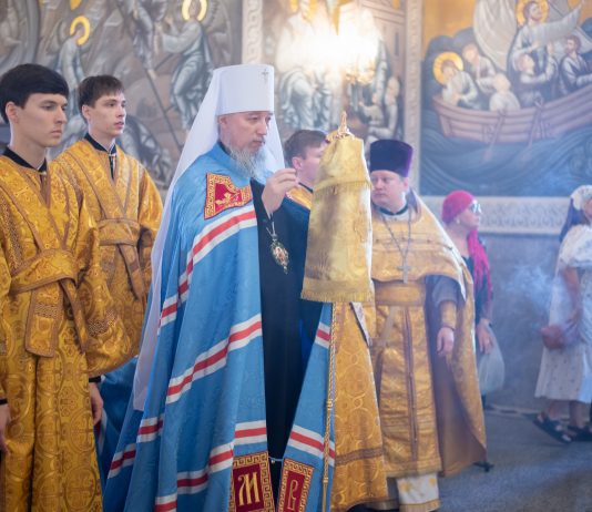 Митрополит Василий возглавил Божественную литургию в храме святых первоверховных апостолов Петра и Павла посёлка Знаменского