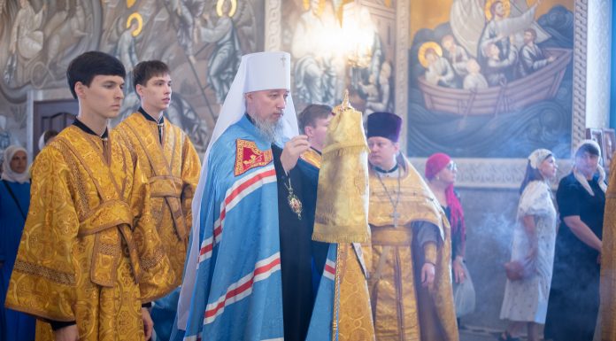 Митрополит Василий возглавил Божественную литургию в храме святых первоверховных апостолов Петра и Павла посёлка Знаменского