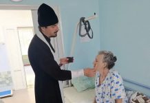 Священник совершил в хосписе Таинство Елеосвящения