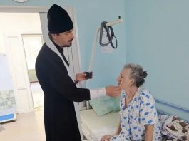 Священник совершил в хосписе Таинство Елеосвящения
