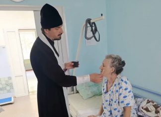 Священник совершил в хосписе Таинство Елеосвящения