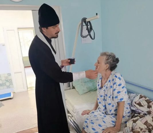 Священник совершил в хосписе Таинство Елеосвящения