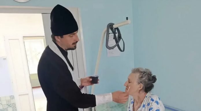Священник совершил в хосписе Таинство Елеосвящения