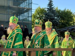 Митрополит Василий сослужил Святейшему Патриарху Кириллу в Троице-Сергиевой лавре