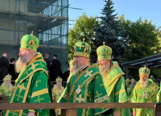 Митрополит Василий сослужил Святейшему Патриарху Кириллу в Троице-Сергиевой лавре