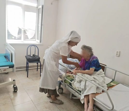 Сестры милосердия посетили пациентов Новотитаровской районной больницы № 1
