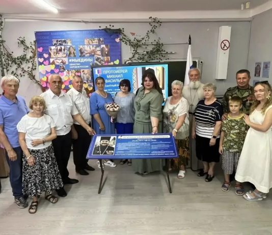 В анапской школе открыли первую на Кубани Парту Героя в честь священника