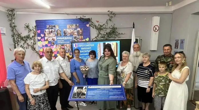 В анапской школе открыли первую на Кубани Парту Героя в честь священника