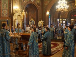 В канун праздника Почаевской иконы Божией Матери митрополит Василий совершил Всенощное бдение в Свято-Троицком соборе