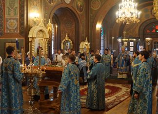 В канун праздника Почаевской иконы Божией Матери митрополит Василий совершил Всенощное бдение в Свято-Троицком соборе