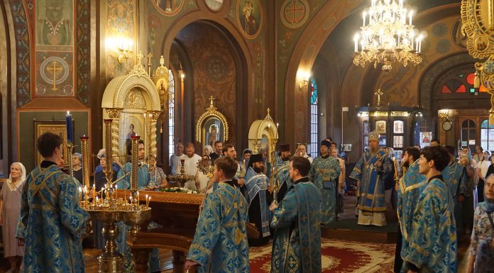 В канун праздника Почаевской иконы Божией Матери митрополит Василий совершил Всенощное бдение в Свято-Троицком соборе