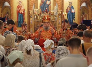 Митрополит Василий совершил Всенощное бдение в Свято-Пантелеимоновском храме города Краснодара