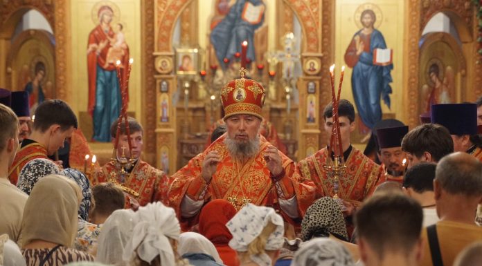 Митрополит Василий совершил Всенощное бдение в Свято-Пантелеимоновском храме города Краснодара