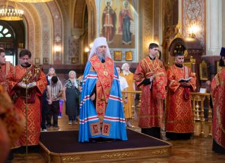 Митрополит Василий возглавил молебен святым мученикам Иоанну Ковшарову и Юрию Новицкому, небесным покровителям юристов