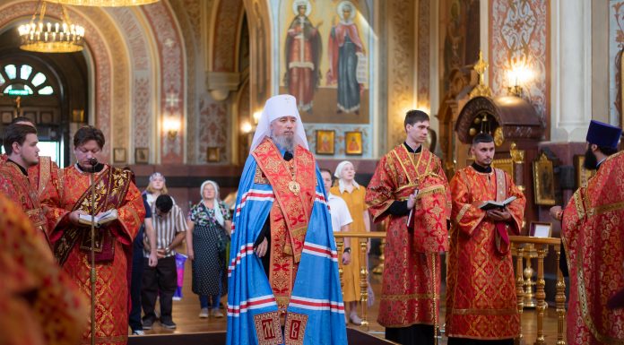 Митрополит Василий возглавил молебен святым мученикам Иоанну Ковшарову и Юрию Новицкому, небесным покровителям юристов