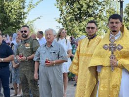 Всероссийская акция памяти погибших волонтёров прошла у стен храма Рождества Христова в станице Динской