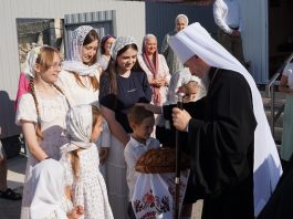 Митрополит Василий совершил Божественную литургию в Свято-Преображенском храме города Краснодара