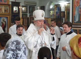 Митрополит Екатеринодарский и Кубанский Василий совершил Всенощное бдение в храме Преображения Господня