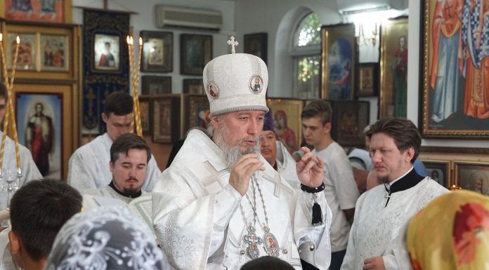 Митрополит Екатеринодарский и Кубанский Василий совершил Всенощное бдение в храме Преображения Господня