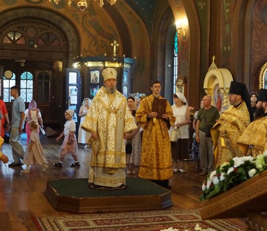 Митрополит Василий совершил Божественную литургию в Свято-Троицком соборе города Краснодара