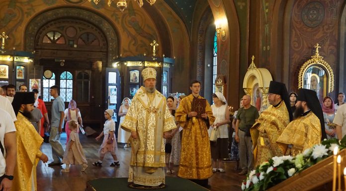 Митрополит Василий совершил Божественную литургию в Свято-Троицком соборе города Краснодара