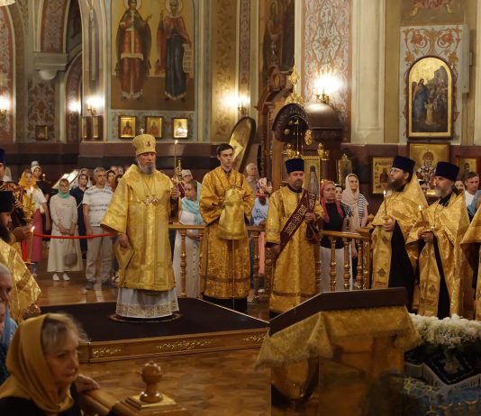 Митрополит Василий совершил Всенощное бдение в Свято-Екатерининском кафедральном соборе