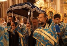 Митрополит Василий совершил Всенощное бдение с чином погребения Плащаницы Пресвятой Богородицы