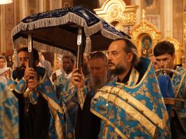 Митрополит Василий совершил Всенощное бдение с чином погребения Плащаницы Пресвятой Богородицы