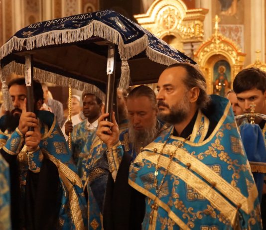 Митрополит Василий совершил Всенощное бдение с чином погребения Плащаницы Пресвятой Богородицы