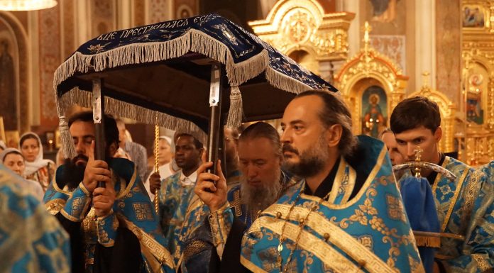 Митрополит Василий совершил Всенощное бдение с чином погребения Плащаницы Пресвятой Богородицы