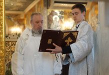 Митрополит Василий совершил чин освящения храма святых первоверховных апостолов Петра и Павла в поселке Знаменском