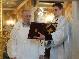 Митрополит Василий совершил чин освящения храма святых первоверховных апостолов Петра и Павла в поселке Знаменском