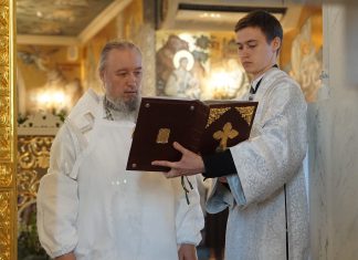 Митрополит Василий совершил чин освящения храма святых первоверховных апостолов Петра и Павла в поселке Знаменском