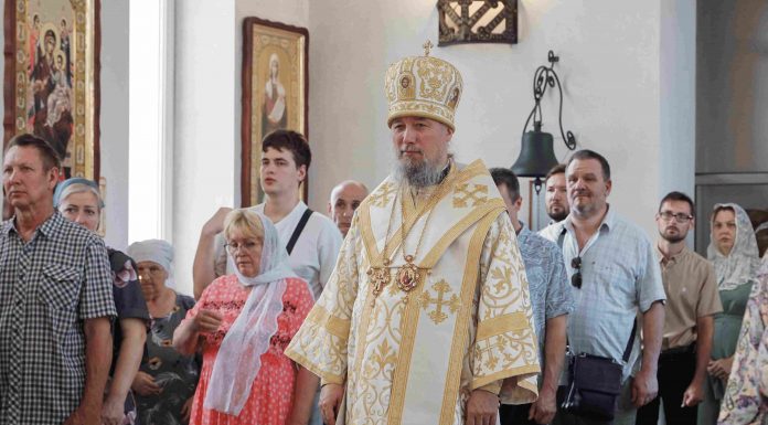 В праздник великомученика и целителя Пантелеимона, в Неделю 10-ю по Пятидесятнице митрополит Василий совершил Божественную литургию в Свято-Никольском храме посёлка Индустриального