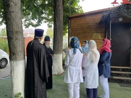 Митрополит Василий посетил временный храм святителя Луки Крымского при Краевой клинической больнице скорой медицинской помощи