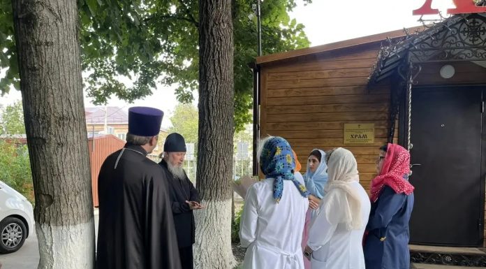 Митрополит Василий посетил временный храм святителя Луки Крымского при Краевой клинической больнице скорой медицинской помощи