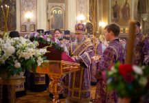 Митрополит Василий совершил богослужение с чином выноса Креста в Свято-Екатерининском соборе города Краснодара