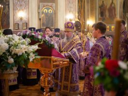 Митрополит Василий совершил богослужение с чином выноса Креста в Свято-Екатерининском соборе города Краснодара