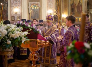 Митрополит Василий совершил богослужение с чином выноса Креста в Свято-Екатерининском соборе города Краснодара