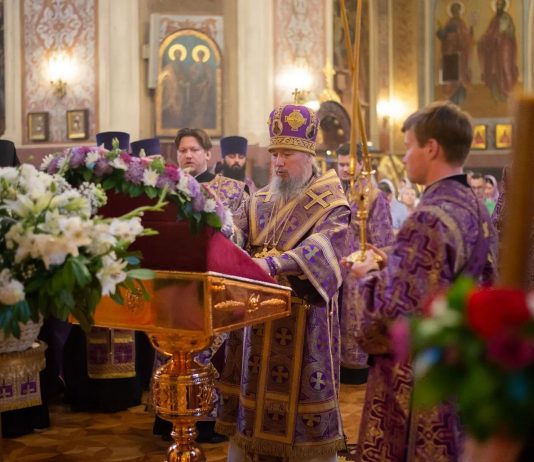 Митрополит Василий совершил богослужение с чином выноса Креста в Свято-Екатерининском соборе города Краснодара