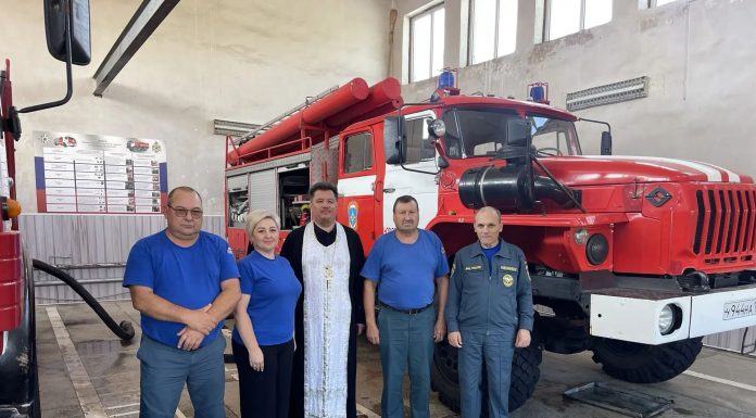 Благочинный помолился с сотрудниками МЧС в пожарно-спасательной части