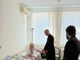 Клирики храма апостола Андрея Первозванного посетили больницу